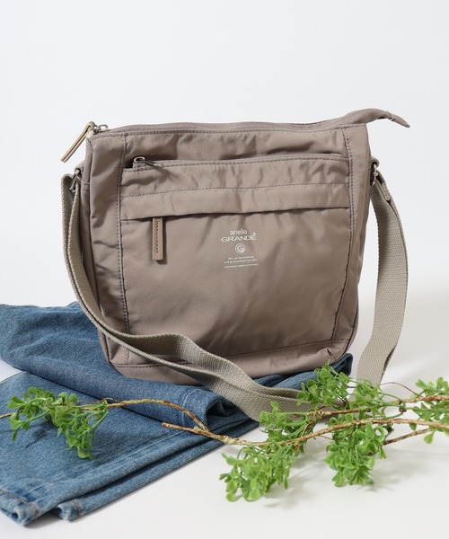 anello GRANDE(アネログランデ)の「anelloGRANDE モイストショルダーバッグ(ショルダーバッグ・メンズ・アイボリー/ブラック/グレイッシュベージュ/グレイッシュブルー・FREE)」の3枚目の写真