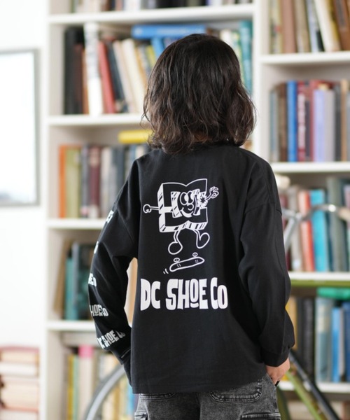 DC（ディーシー）の「DC/ディーシー 25 KD PLAY TIME LS キッズ ロンT YLT254520（Tシャツ/カットソー・キッズ・ブラック/ベージュ/ホワイト・100cm/110cm/120cm/130cm/140cm/150cm/160cm）」の2枚目の写真