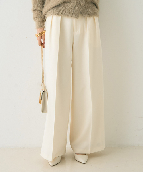 EMMA　ROUGE VIF（エマルージュヴィフ）の「【一部店舗限定】【3サイズ展開】ベルト付きハイウエストタックパンツ（スラックス・レディース・オフホワイト/チャコールグレー・34/36/38）」の2枚目の写真