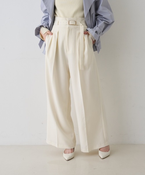 EMMA ROUGE VIF(エマルージュヴィフ)の「【新色登場】【一部店舗限定】【3サイズ展開】ベルト付きハイウエストタックパンツ(スラックス・レディース・オフホワイト/チャコールグレー/ネイビー・34/36/38)」の4枚目の写真