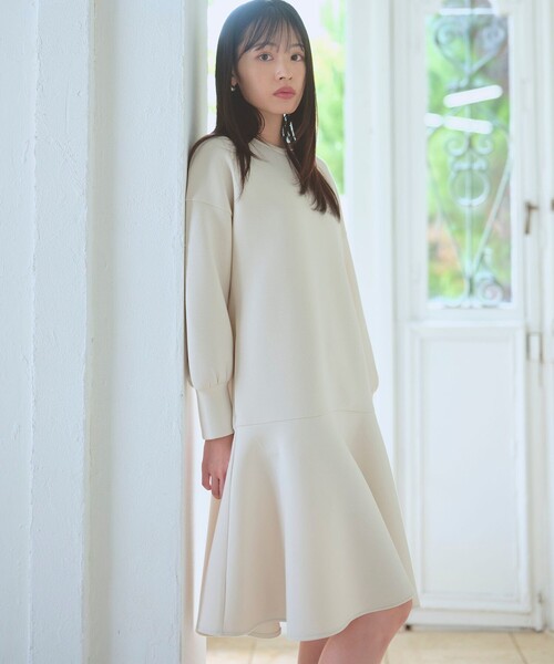 Feroux(フェルゥ)の「バックリボンダンボール ワンピース(ワンピース・レディース・グレー系/アイボリー系/スカイブルー系・MEDIUM/SMALL)」の2枚目の写真