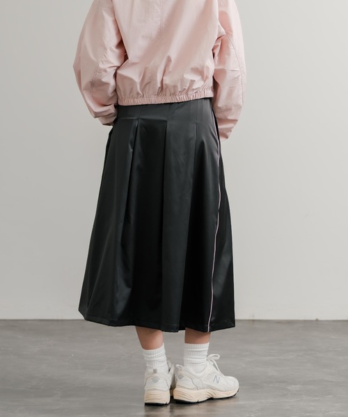 THE NORTH FACE(ザノースフェイス)の「日本未展開モデル THE NORTH FACE ザ・ノースフェイス WHITE LABEL ホワイトレーベル W'S SATIN FLARE SKIRT ワンポイント刺繍サイドラインミモレ丈サテンフレアスカート(スカート・レディース・チャコールグレー/ブラック/ライトベージュ・M/L/S)」の5枚目の写真