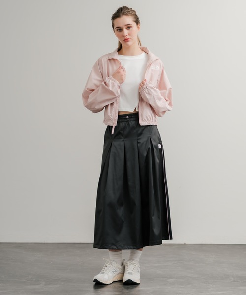 THE NORTH FACE(ザノースフェイス)の「日本未展開モデル THE NORTH FACE ザ・ノースフェイス WHITE LABEL ホワイトレーベル W'S SATIN FLARE SKIRT ワンポイント刺繍サイドラインミモレ丈サテンフレアスカート(スカート・レディース・チャコールグレー/ブラック/ライトベージュ・M/L/S)」の6枚目の写真