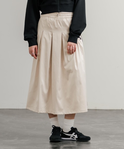 THE NORTH FACE(ザノースフェイス)の「日本未展開モデル THE NORTH FACE ザ・ノースフェイス WHITE LABEL ホワイトレーベル W'S SATIN FLARE SKIRT ワンポイント刺繍サイドラインミモレ丈サテンフレアスカート(スカート・レディース・チャコールグレー/ブラック/ライトベージュ・M/L/S)」の14枚目の写真