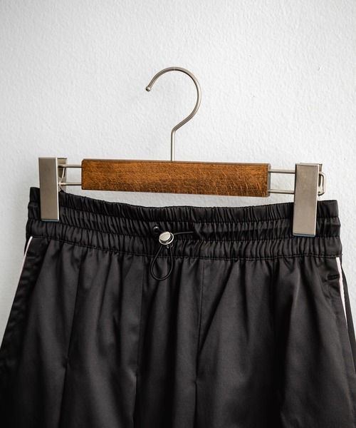 THE NORTH FACE(ザノースフェイス)の「日本未展開モデル THE NORTH FACE ザ・ノースフェイス WHITE LABEL ホワイトレーベル W'S SATIN FLARE SKIRT ワンポイント刺繍サイドラインミモレ丈サテンフレアスカート(スカート・レディース・チャコールグレー/ブラック/ライトベージュ・M/L/S)」の20枚目の写真