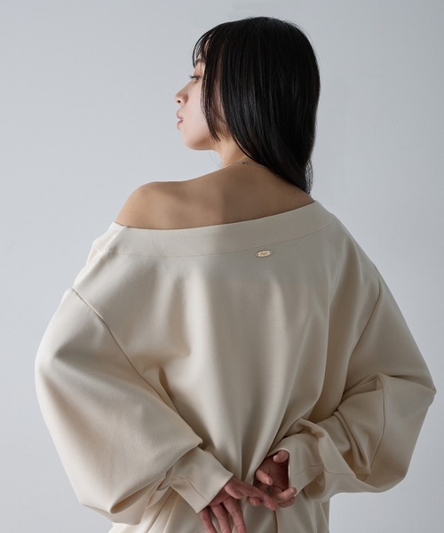 SOELA(ソエラ)の「プレート付マルチWayダンボールトップス(スウェット・レディース・アイボリー/ブラック/グレー・M)」の2枚目の写真