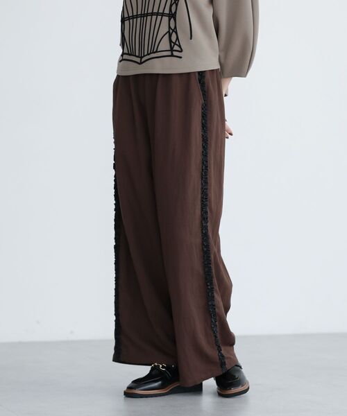 ESCAR（エスカー）の「■ESCAR サイドミニフリルワイドパンツ（その他パンツ・レディース・ブラック/ブラウン・FREE）」の2枚目の写真