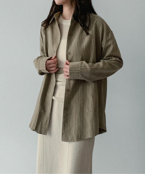 on:nue（オンニュ）の「【on:nue】[着用動画あり！/ユニセックス] とろみストライプオーバーシャツ（シャツ/ブラウス・レディース・アイボリー/グレー/ダークベージュ/ブラウン・FREE）」の4枚目の写真
