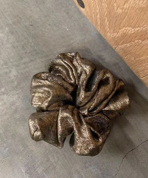 IRADOWL(アイラドール)の「メタリックライクヘアシュシュ(シュシュ・レディース・ブラウン/ダークグレー/ベージュ/ブラック・FREE)」の4枚目の写真