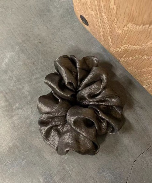 IRADOWL(アイラドール)の「メタリックライクヘアシュシュ(シュシュ・レディース・ブラウン/ダークグレー/ベージュ/ブラック・FREE)」の3枚目の写真