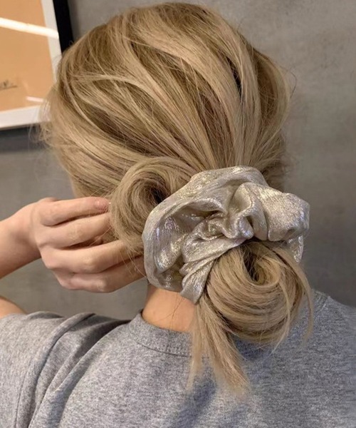 IRADOWL（アイラドール）の「メタリックライクヘアシュシュ（シュシュ・レディース・ブラウン/ダークグレー/ベージュ/ブラック・FREE）」の5枚目の写真