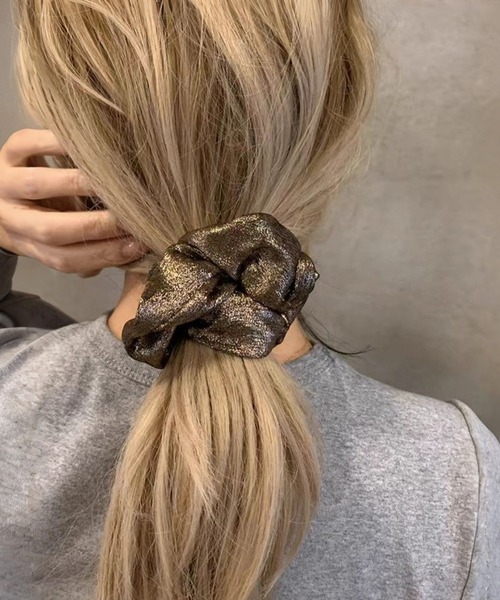 IRADOWL（アイラドール）の「メタリックライクヘアシュシュ（シュシュ・レディース・ブラウン/ダークグレー/ベージュ/ブラック・FREE）」の6枚目の写真