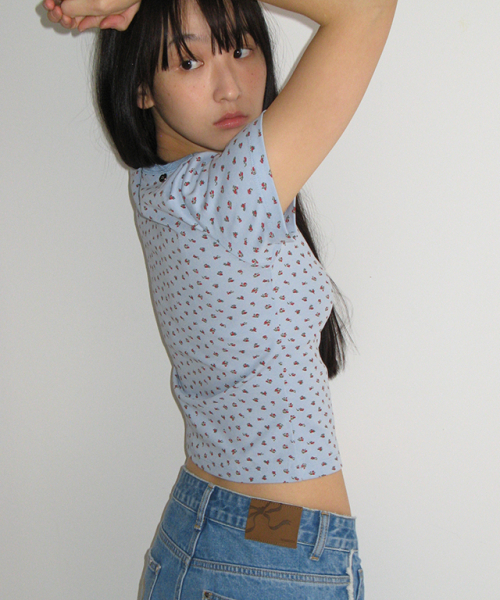 RONRON(ロンロン)の「FLORAL LOGO SLIM CROP T SHIRT SOFT BLUE(Tシャツ/カットソー・レディース・その他・FREE)」の1枚目の写真