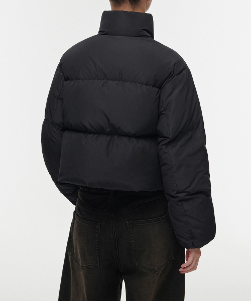 MUSINSA STANDARD WOMAN（ムシンサスタンダードウーマン）の「ウィメンズダウンプファークロップパディングジャケット[ブラック]（ダウンジャケット/コート・レディース・その他・SMALL/MEDIUM/LARGE/X-SMALL）」の2枚目の写真