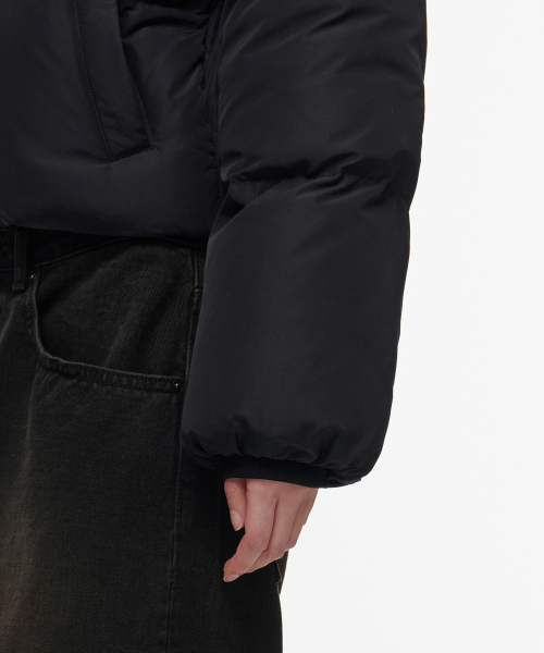 MUSINSA STANDARD WOMAN（ムシンサスタンダードウーマン）の「ウィメンズダウンプファークロップパディングジャケット[ブラック]（ダウンジャケット/コート・レディース・その他・SMALL/MEDIUM/LARGE/X-SMALL）」の6枚目の写真