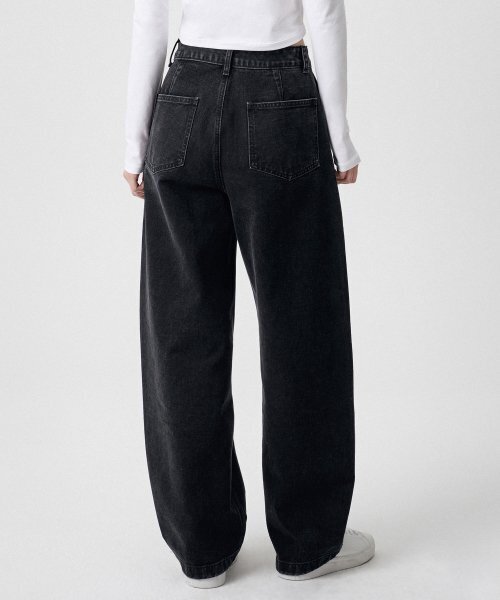 MUSINSA STANDARD WOMAN（ムシンサスタンダードウーマン）の「ウィメンズツイストセミバルーンデニムパンツ[ウォッシュドブラック]（デニムパンツ・レディース・その他・30/24/25/26/27/28/29）」の2枚目の写真