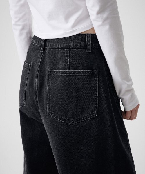 MUSINSA STANDARD WOMAN（ムシンサスタンダードウーマン）の「ウィメンズツイストセミバルーンデニムパンツ[ウォッシュドブラック]（デニムパンツ・レディース・その他・30/24/25/26/27/28/29）」の5枚目の写真