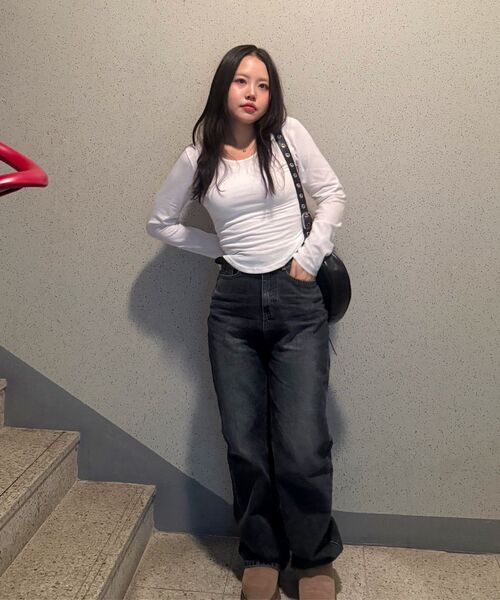 MUSINSA STANDARD WOMAN（ムシンサスタンダードウーマン）の「ウィメンズツイストセミバルーンデニムパンツ[ウォッシュドブラック]（デニムパンツ・レディース・その他・30/24/25/26/27/28/29）」の7枚目の写真