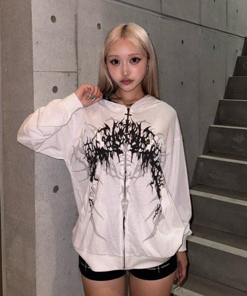 KsG（ケーエスジー）の「トライバルデザインオーバーパーカー（パーカー・レディース・ブラック/ホワイト・LARGE/MEDIUM/SMALL/X-LARGE）」の2枚目の写真