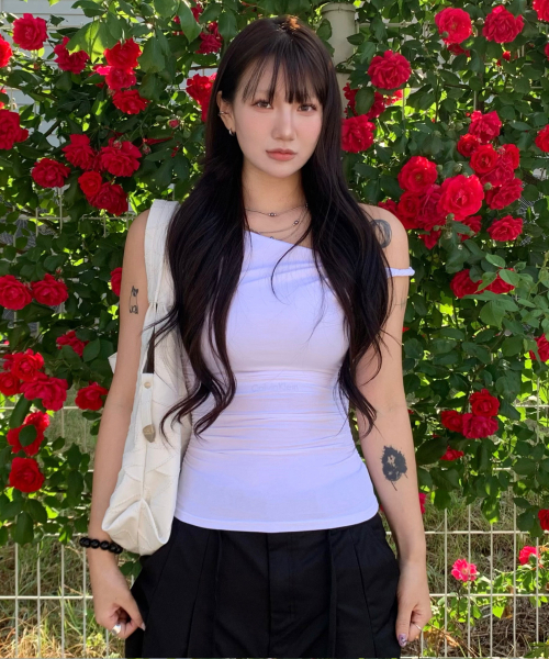 ARI(アリ)の「COS TWISTED SHIRRLING TOP / WHITE(Tシャツ/カットソー・レディース・ホワイト・FREE)」の1枚目の写真