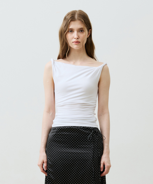 ARI(アリ)の「COS TWISTED SHIRRLING TOP / WHITE(Tシャツ/カットソー・レディース・ホワイト・FREE)」の4枚目の写真