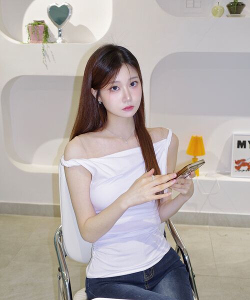 ARI(アリ)の「COS TWISTED SHIRRLING TOP / WHITE(Tシャツ/カットソー・レディース・ホワイト・FREE)」の15枚目の写真