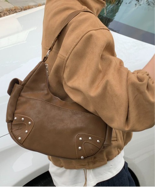 FINEnough(ファインナフ)の「フェイクスエードスタッズサイドポケットショルダーバッグ(ショルダーバッグ・レディース・ブラウン/ワインレッド/キャメル/ブラック・FREE)」の21枚目の写真