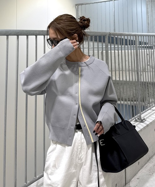 ISOOK(アイスー)の「バイカラーダンボールニットカーディガン(chiica original) / 春ニット 配色ライン ニットトップス グレー ブラック(カーディガン/ボレロ・レディース・グレー/ブラック・FREE)」の1枚目の写真