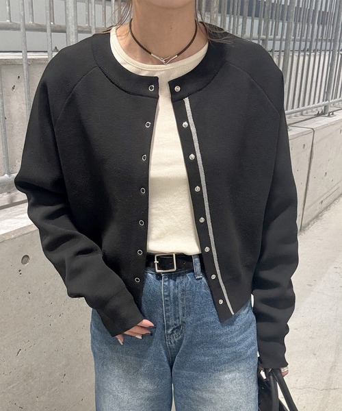 ISOOK(アイスー)の「バイカラーダンボールニットカーディガン(chiica original) / 春ニット 配色ライン ニットトップス グレー ブラック(カーディガン/ボレロ・レディース・グレー/ブラック・FREE)」の2枚目の写真