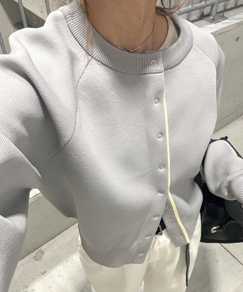 ISOOK(アイスー)の「バイカラーダンボールニットカーディガン(chiica original) / 春ニット 配色ライン ニットトップス グレー ブラック(カーディガン/ボレロ・レディース・グレー/ブラック・FREE)」の21枚目の写真