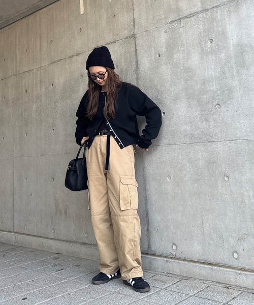 ISOOK(アイスー)の「バイカラーダンボールニットカーディガン(chiica original) / 春ニット 配色ライン ニットトップス グレー ブラック(カーディガン/ボレロ・レディース・グレー/ブラック・FREE)」の3枚目の写真