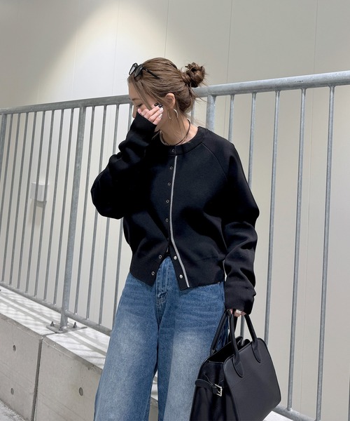 ISOOK(アイスー)の「バイカラーダンボールニットカーディガン(chiica original) / 春ニット 配色ライン ニットトップス グレー ブラック(カーディガン/ボレロ・レディース・グレー/ブラック・FREE)」の13枚目の写真