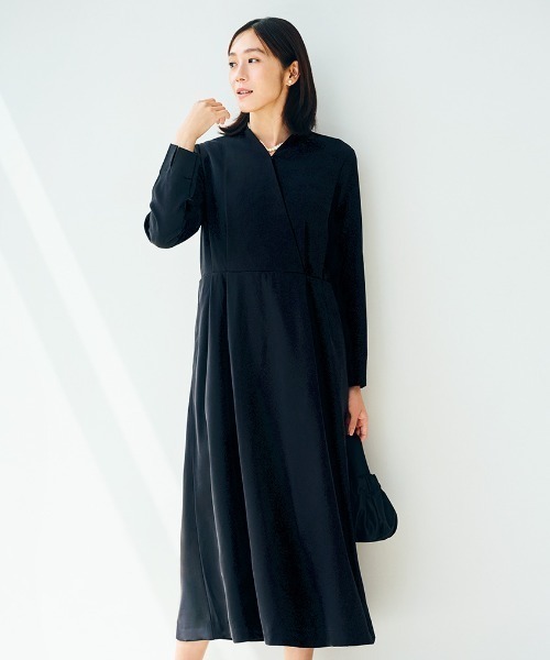 IEDIT(イディット)の「IEDIT 美しい黒がつづく原着素材で作った カシュクールデザインが美しい 大人の純黒ワンピース〈ブラック〉(ワンピース・レディース・ブラック・MP/S/M/L/LL/3L/4L)」の1枚目の写真