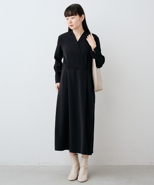 IEDIT(イディット)の「IEDIT 美しい黒がつづく原着素材で作った カシュクールデザインが美しい 大人の純黒ワンピース〈ブラック〉(ワンピース・レディース・ブラック・MP/S/M/L/LL/3L/4L)」の5枚目の写真