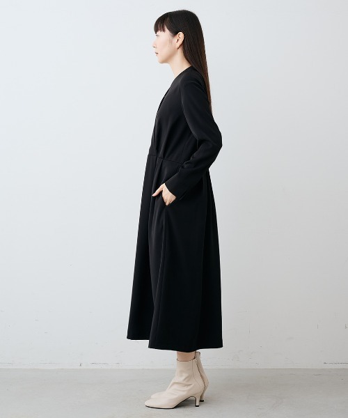 IEDIT(イディット)の「IEDIT 美しい黒がつづく原着素材で作った カシュクールデザインが美しい 大人の純黒ワンピース〈ブラック〉(ワンピース・レディース・ブラック・MP/S/M/L/LL/3L/4L)」の9枚目の写真