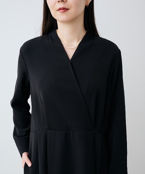 IEDIT(イディット)の「IEDIT 美しい黒がつづく原着素材で作った カシュクールデザインが美しい 大人の純黒ワンピース〈ブラック〉(ワンピース・レディース・ブラック・MP/S/M/L/LL/3L/4L)」の11枚目の写真