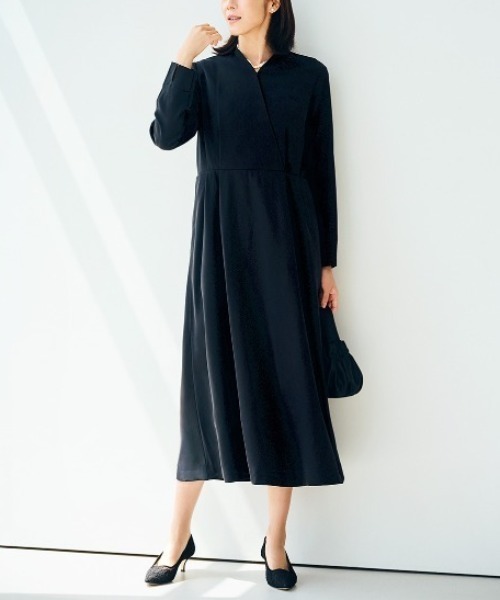 IEDIT(イディット)の「IEDIT 美しい黒がつづく原着素材で作った カシュクールデザインが美しい 大人の純黒ワンピース〈ブラック〉(ワンピース・レディース・ブラック・3L/LL/L/M/MP/S/4L)」の11枚目の写真
