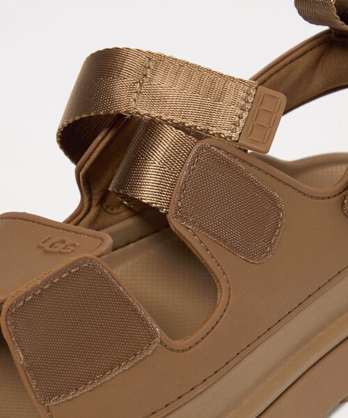 UGG(アグ)の「【国内EXCLUSIVE】<UGG> ウィメンズ ゴールデングロウ サンダル(サンダル・レディース・ブラウン・7/6/5/8)」の4枚目の写真