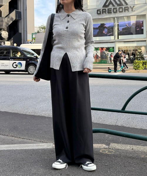 fredy emue（フレディエミュ）の「センタースリット衿付きプルオーバー（ニット/セーター・レディース・グレー系その他/オフホワイト/ピンク/ネイビー・38）」の5枚目の写真