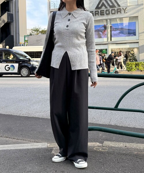 fredy emue（フレディエミュ）の「センタースリット衿付きプルオーバー（ニット/セーター・レディース・グレー系その他/オフホワイト/ピンク/ネイビー・38）」の6枚目の写真