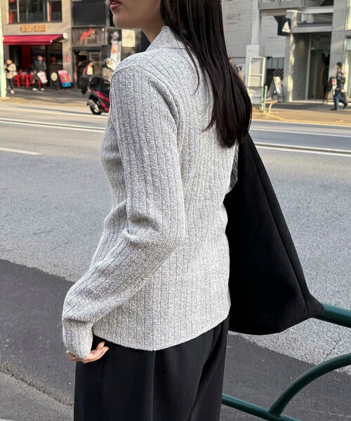 fredy emue（フレディエミュ）の「センタースリット衿付きプルオーバー（ニット/セーター・レディース・グレー系その他/オフホワイト/ピンク/ネイビー・38）」の11枚目の写真