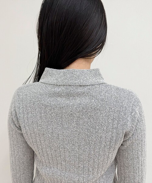fredy emue（フレディエミュ）の「センタースリット衿付きプルオーバー（ニット/セーター・レディース・グレー系その他/オフホワイト/ピンク/ネイビー・38）」の16枚目の写真