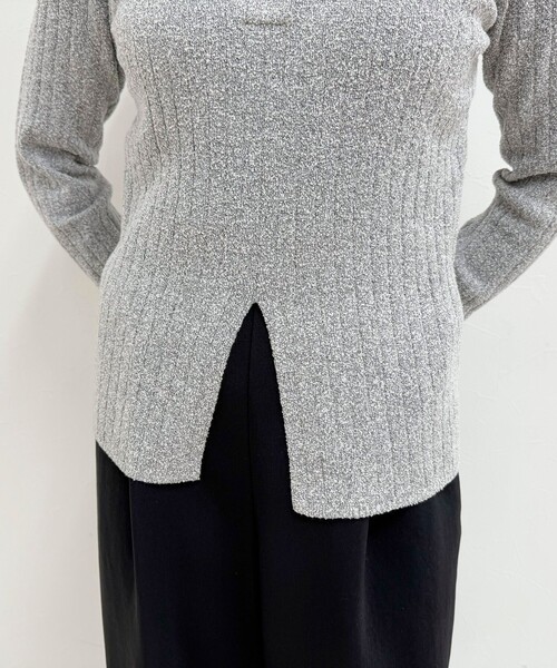 fredy emue（フレディエミュ）の「センタースリット衿付きプルオーバー（ニット/セーター・レディース・グレー系その他/オフホワイト/ピンク/ネイビー・38）」の19枚目の写真