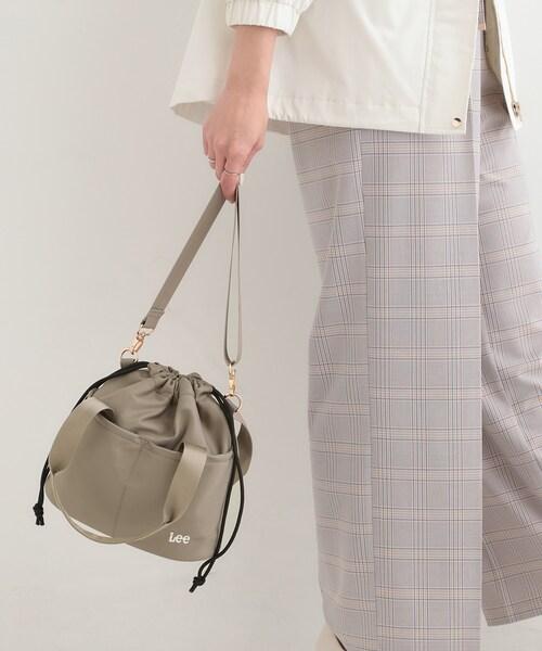 Lee(リー)の「【Lee別注/撥水】巾着ショルダーバッグ(ショルダーバッグ・レディース・グレー/ブラック/ナチュラル/ピンク系/アイボリー系7/ピンク系1・00)」の11枚目の写真