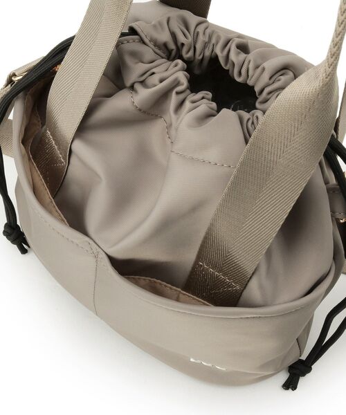 Lee(リー)の「【Lee別注/撥水】巾着ショルダーバッグ(ショルダーバッグ・レディース・グレー/ブラック/ナチュラル/ピンク系/アイボリー系7/ピンク系1・00)」の13枚目の写真