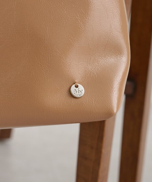 mystic(ミスティック)の「チャーム付きダブルハンドルミニBAG(ハンドバッグ・レディース・キャメル/ブラック・ONE SIZE)」の5枚目の写真