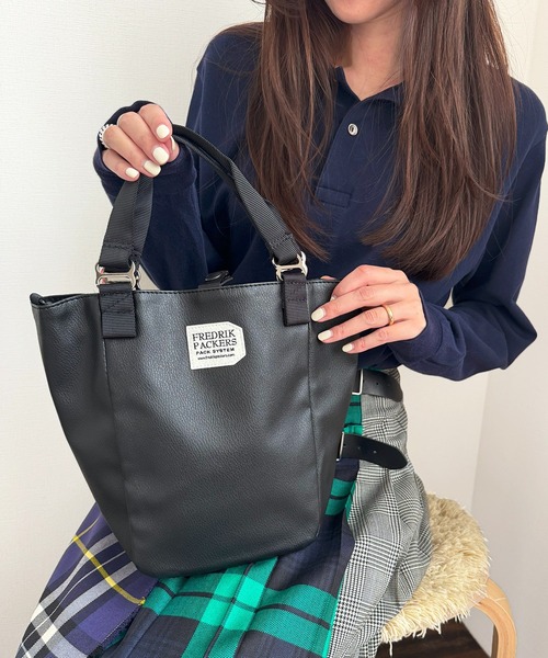 FREDRIK PACKERS(フレドリックパッカーズ)の「【FREDRIK PACKERS】EC限定 MISSION TOTE XS ECO LEATHER limited/ショルダーバッグ/ミニショルダー/ミニトート/手提げ(ショルダーバッグ・レディース・ブラック・FREE)」の2枚目の写真