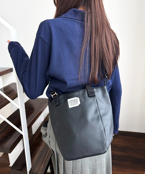 FREDRIK PACKERS(フレドリックパッカーズ)の「【FREDRIK PACKERS】EC限定 MISSION TOTE XS ECO LEATHER limited/ショルダーバッグ/ミニショルダー/ミニトート/手提げ(ショルダーバッグ・レディース・ブラック・FREE)」の4枚目の写真