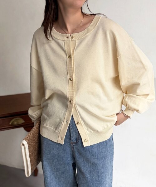 Chez toi（シェトワ）の「ニュアンスゴールドボタンカーディガン（カーディガン/ボレロ・レディース・ブルー/ブラック/アイボリー/ライム・FREE）」の2枚目の写真