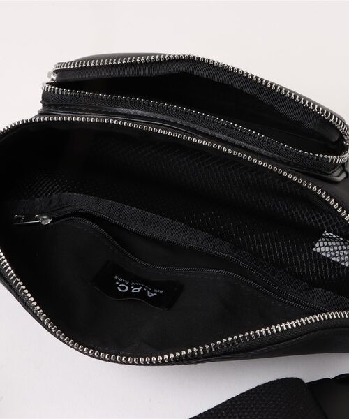 A.P.C.（アーペーセー）の「BANANE CAMDEN（ショルダーバッグ・メンズ・ブラック・ONESIZE）」の3枚目の写真